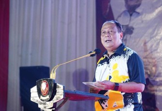 Kapolda Jabar saat membuka turnamen bulutangkis Kapolda Cup III di Bandung