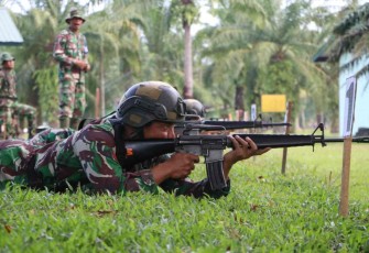 Latihan menembak prajurit Kodim 0104/Atim