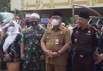 Dandim 1001/HSU-BLG bersama Plt Bupati HSU saat melepas jamaah calon haji Kabupaten Hulu Sungai Utara di Masjid Raya At Taqwa di 
