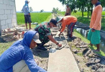 Serma Hendro bersama warga perbaiki akses jalan
