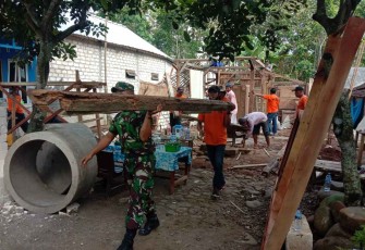 Sinergitas bersama relawan bantu rehab rumah warga 