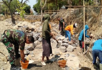 Bergotongroyong bersama warga binaan bangun talud