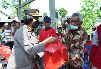 Wakapolres Blitar Kota bantu warga terdampak angin puting beliung