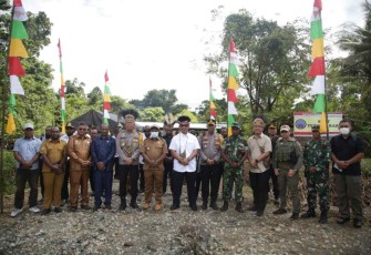 Kakorbinmas Baharkam Polri (baju putih) saat foto bersama di kampung Moruku Distrik Dekai Kabupaten Yahukimo 