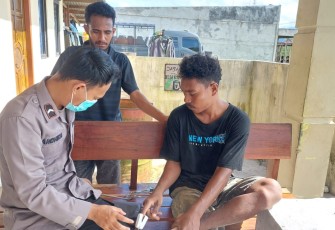 Pengobatan warga Kenyam tertusuk paku