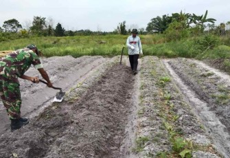 Bantu mencangkul lahan pertanian warga binaan