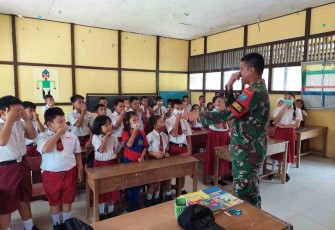 Antusias siswa saat menerima pengajaran personel Satgas Pamtas RI-MLY Yonif 645/Gty