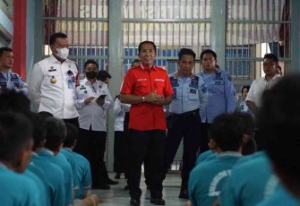 Dirkeswat Ditjenpas (kaos merah) saat kunjungi Lapas Cilegon