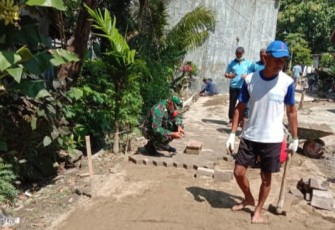 Pasang paving jalan bersama warga binaan