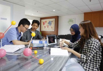 Ilustrasi: Kegiatan Diskusi Mahasiswa di Perpustakaan Universitas Pertamina.