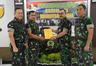 Tim Itjen Kemhan saat memberikan apresiasi ke Korem 081/DSJ