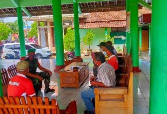 Serka Dwi terapkan prokes saat komsos bersama warga binaan