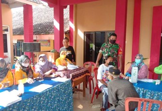 Serma Khairul dampingi warga binaannya vaksinasi