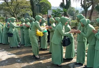 Ketua Persit KCK Cabang XV Kodim 0801 Pacitan sambangi anggota Persit Koramil 0801/07 Ngadirojo