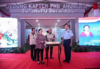 Puan Maharani saat menghadiri peresmian gedung Surindro Supjarso di Lanud Iswahjudi 