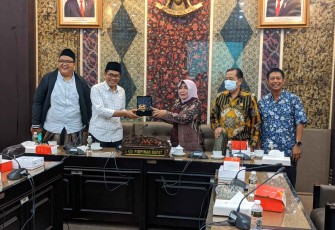 Ketua RMI NU Jatim KH Muhammad Iffatul Lathoif saat hearing dengan Fraksi-Fraksi DPRD Jatim, Kamis (16/6/2022).