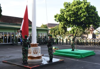 Pengibaran Bendera Merah Putih pada saat upacara di Makorem 073/Mkt