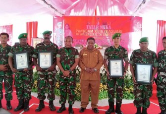 Pangdam Kasuari foto bersama usai memberikan piagam penghargaan prajurit berprestasi di Kodim 1803/Fakfak 