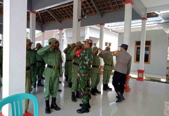 Sertu Wito latih PBB personel linmas di kantor balai desa Jatirejo 