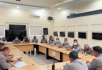 Kapolrestabes Medan saat memberikan Anev dan pengarahan jajarannya