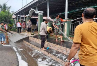 Wujud kebersamaan TNI-POLRI bersihkan sarana ibadah