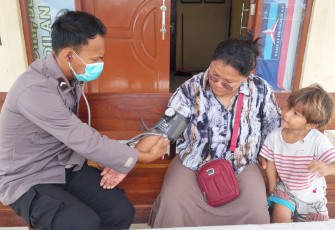 Pengecekan kesehatan warga Kenyam