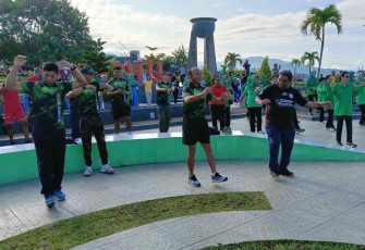 Olahraga bersama Pangdam Kasuari di taman satu tungku tiga batu