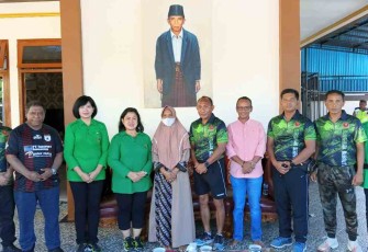 Pangdam Kasuari foto bersama ibunda Bahlil Lahadalia di Fakfak