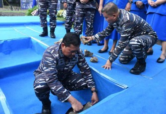 Kasal saat meletakkan batu pertama pembangunan museum Pusat TNI AL di Surabaya 