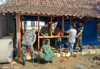 Gotong royong bedah rumah tidak layak huni warga binaan