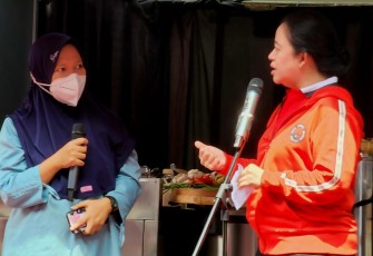 Puan saat berdialog dengan Ibu Puji di sekolah Partai