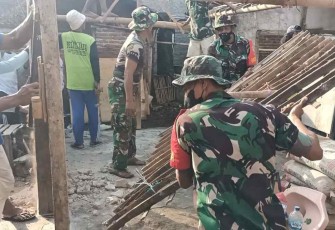 Gotong royong bersama masyarakat membongkar rumah di ds Tepas