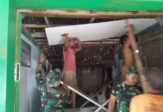 Program Rutilahu membantu warga kurang mampu rehab rumah di lingkungan Krajan