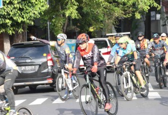 Kapolresta Banyuwangi unjuk kebolehan kayuh sepeda dalam fun bike