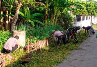 Bersihkan lingkungan bersama warga binaan