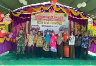 Serda Herry foto bersama dengan guru SDN 018/Penajam