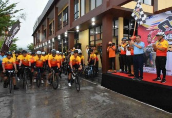 Danrem 091/ASN saat melepas peserta gowes