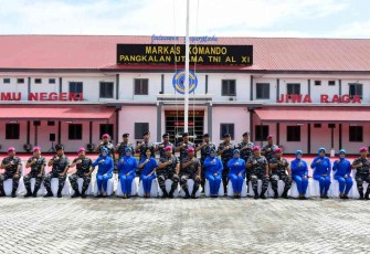 Foto bersama Dankormar bersama jajaran Lantamal XI Merauke
