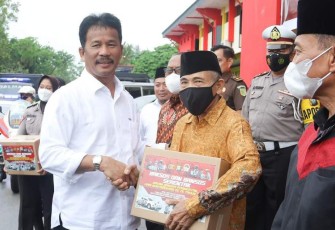 Walikota Rudi saat ikut Serahkan Bansos Sembako