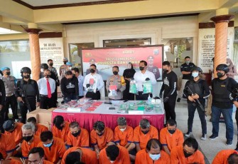 Wakapolresta Banyuwangi saat press conference premanisme di Mapolresta 