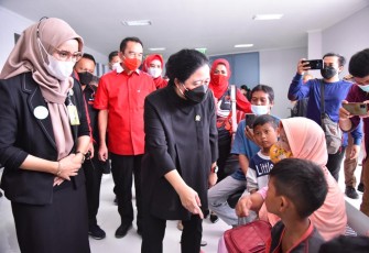 Puan Maharani saat berdialog dengan pasien operasi katarak