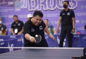 Aksi Kepala BNN saat pertandingan eksebisi tenis meja smash on Drugs di Bali