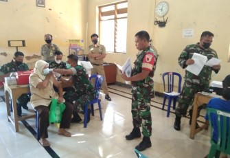 Vaksinasi masyarakat di pendopo desa Bibrik