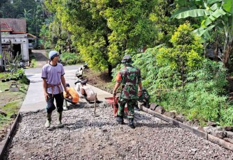 Karya bakti pengecoran jalan di desa Ploso