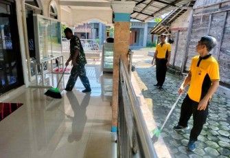 Gotong royong bersihkan sarana ibadah