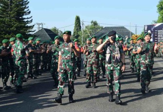 Waaster Panglima TNI disambut yel yel Prajurit Yonif 0511/DY Blitar