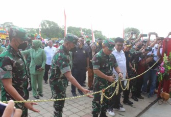 Kasad saat gunting pita resmikan stadion sepak bola Jenderal Besar Soedirman Cilacap 
