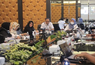 Rapat Asistensi Penyempurnaan Penyusunan Kajian Resiko Bencana bersama Tim BNPB (Badan Nasional Penanggulangan Bencana) di Ruang Rapat 2 Kantor Bupati Bintan, Rabu (22/6) pagi.