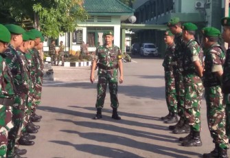Letda Inf Lamidi saat memberikan pengarahan anggota jaga korem 081/DSJ