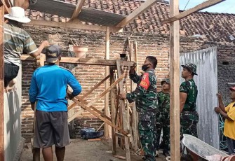 Gotong royong bantu rehab rumah warga binaannya